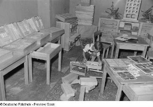 Ein Junge spielt mit Holzspielzeug, Herbstmesse 1953