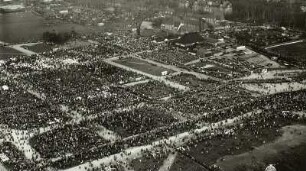 Dresden-Johannstadt. Abendkundgebung am 1. Mai 1933 auf der Vogelwiese. Luftbild-Schrägaufnahme von Südwest