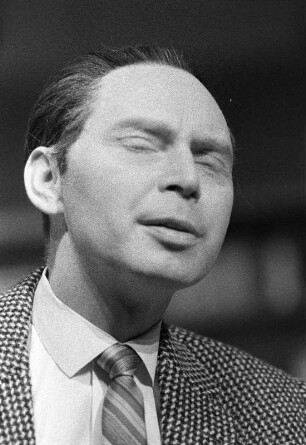 Szenenbilder aus "Das elfte Gebot", Schauspiel von Lajos Mesterházy (Regie: Helfried Schöbe l/ Horst Schönemann, Ausstattung: Dieter Berge). Maxim-Gorki-Theater Berlin, 02.04.1962 (Premiere am 04.04.1962) : Mit Albert Hetterle (Schriftsteller), Sabine Krug (Marika), Walter Jupé (Zoltán), Monika Lennartz (Márta), Horst Westphal (Joska), Alfred Müller (Lehrer), Ruth Langer (Karola), Kurt Böwe (Bürgermeister), Helga Raumer (Frau Kadacz), Erich Mirek (Meszaros) u. a.