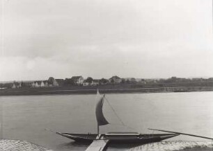 Schnaken-Segelboot auf der Elbe gegen Dorf Zschieren mit "Gasthaus zum Elbtal"