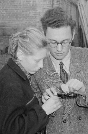 Zwei Personen mit Kompaß, Pionierleiterschule Altenburg