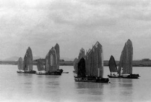 Jangtsekiang, Segelboote auf Fahrt : China. Jangtsekiang, Segelboote auf Fahrt