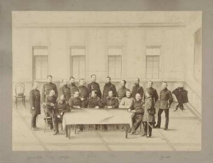 Offiziere (neunzehn Personen) um einen Tisch