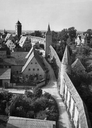 Rothenburg ob der Tauber. Stadtmauer mit Wehrgang (um 1200)