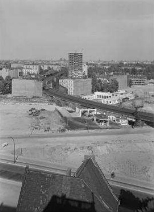 180° Panorama, Bild 5 von 11. Blick von der Hansa-Schule über das Baugelände der Interbau 57 Richtung Wohnhaus Giraffe. Berlin-Hansaviertel, Altonaer Straße