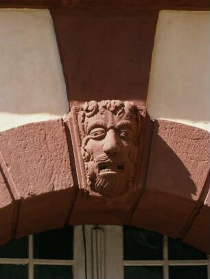 Maske als Keilstein einer Arkade