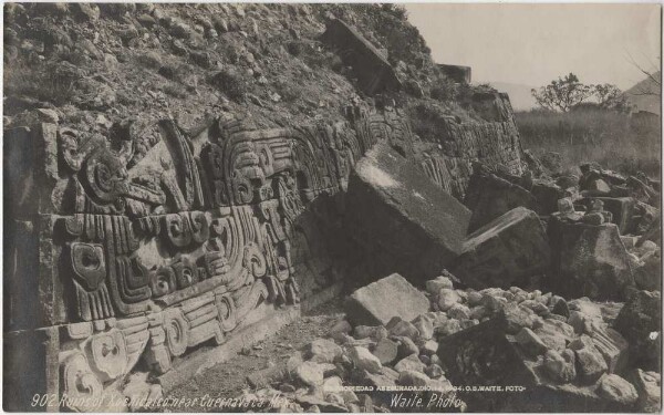 Ruinen einer reliefgeschmückten Außenmauer des Tempels: "Monumento Descubierto" (nach Ignacio Marquina: Arqitectura Prehispánica). Vermutlich nördliche Seitenansicht. Ruins of Xochicalco near Cuernavaca