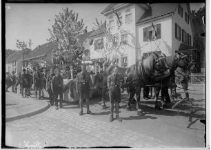 1. Mai-Feier Sigmaringen 1934; Pferdewagen in der Leopoldstraße beim Maiumzug, Hitlerjugend, im Hintergrund Leopoldstraße 26