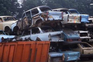 Autofriedhof für Trabant : Vor allem Fahrzeuge vom Typ Trabant landen auf dem Autofriedhof. Aufgenommen im Frühjahr 1990 bei Dresden