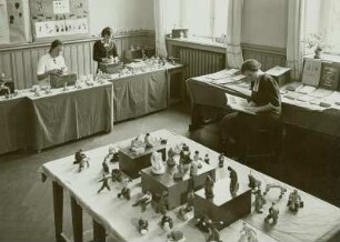 Ausstellung von Schülerinnenarbeiten : Modellieren von Tonfiguren, Dresden A.H.M