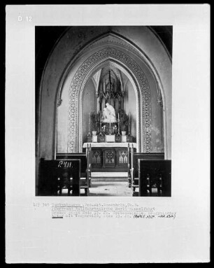 Neugotischer Altar mit Vesperbild