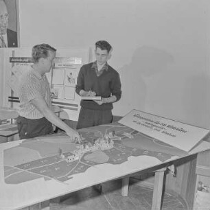 Bautzen Fachschule für Landwirtschaft : Bautzen. Fachschule für Landwirtschaft, Erich-Pfaff-Straße. Raum mit Objekten einer Ausstellung