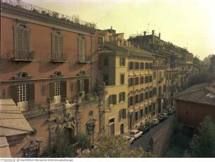 Palazzo Zuccari, Fassade zur Via Gregoriana