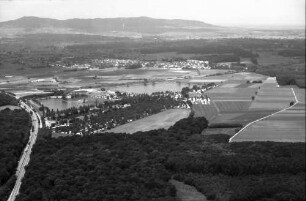 Freiburg, Hochdorf: Tunisee mit Champinganlage, von Süden, mit Kaiserstuhl