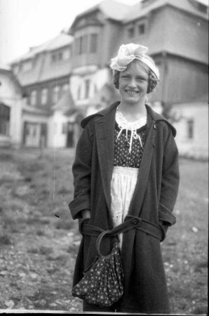 Portrait einer jungen Frau, vor dem Berggasthof auf dem Keilberg (Klinovec/Tschechische Republik)