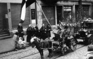 Geschmückter Zirkuswagen im Umzug zum 1. Mai