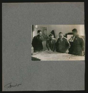 Der bulgar. General Todoroff mit dem Prinzen Cyrill beim Kartenstudium im Hauptquartier