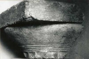 Dorisches Kapitell vom Schatzhaus der Golaer in Olympia : Dorisches Kapitell vom Schatzhaus der Golaer in Olympia. Muschelkalkstein (450ante). Berlin: Antikensammlung