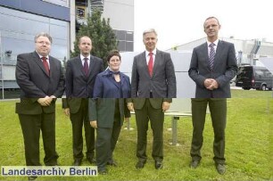Der Regierende Bürgermeister von Berlin, Klaus Wowereit besucht den Bezirk Marzahn - Hellersdorf