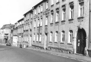 Adorf, Straße der Befreiung 4/6. Wohnhäuser. Straßenansicht