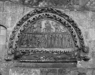 Grabmal eines Domherrn mit Christus Rex zwischen zwei Engelsfiguren