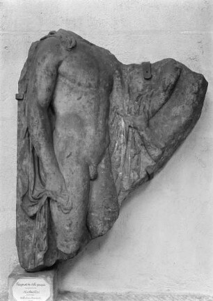 Fragment einer griechischen Stele mit nacktem Jüngling