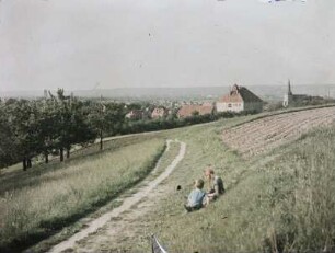 Dresden, Blick auf Leubnitz-Neuostra mit Schule und Kirche und auf die Stadt Dresden