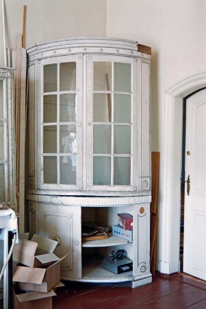 Schloss Ahrensburg: Innenansicht: Abstellraum: Eckvitrine: rechts Zimmertür: August 1994