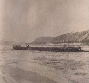 Meißen, eingefrorener Schleppkahn auf der Elbe