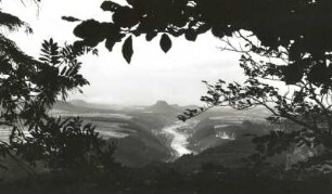 Sächsische Schweiz. Elbtal abwärts gegen Lilienstein und Schmilkaer Felsrevier. Blick nach Westnordwest vom Großen Winterberg