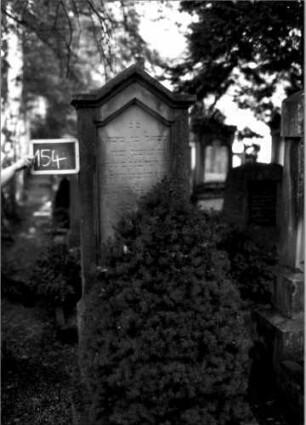 Grabstein 154 (Index: 100109760) Material: Sandstein Zustand: gut Maße HxBxT: 194x63x23 cm Beschreibung: Stele, Sockel, giebelartiger Abschluß mit Verdachung, Schriftfeld eingetieft: Grabstein 154