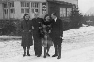 Gruppe vor dem Ausflugslokal "Waldesruhe" während eines Winterausfluges im Erzgebirge