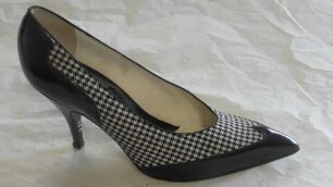 Schwarz-weißer Pumps aus Lackleder und Stoff