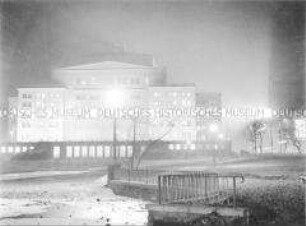 Das Leipziger Opernhaus bei Nacht von der Bahnhofsseite aus gesehen