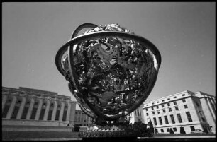 Genf: Sternkreiskugel [Armillarsphäre] mit UNO-Gebäude