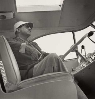 Der Industriedesigner Raymond Loewy in seinem PT-Boot