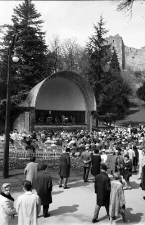 Badenweiler: Publikum beim Kurkonzert, Hintergrund Musikpavillon