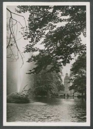 [Fontäne im Schlossgarten, im Hintergrund der Schlossturm]
