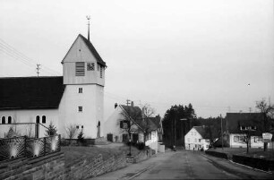 Dennach: Ortsstraße mit Kirche