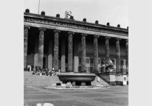 Besucher an der Freitreppe des Alten Museums