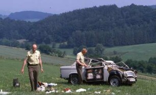 Totalschaden eines Trabant nach Unfall : Wenn ein Auto vom Typ Trabant in einen Unfall verwickelt wird, zersplittert die Duroplast-Karosserie. Aufgenommen ca. 1990 in der DDR