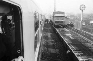 Freiburg: Güterbahnhof; Die rollende Landstraße; Lastwagen fahren auf; vom Zug aus