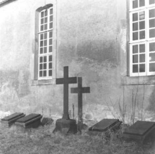 Colmnitz (Klingenberg-Colmnitz). Kirchhof mit Grabsteinen der Familie von Carlowitz-Maxen