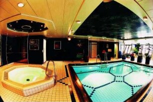 Flusskreuzfahrtschiff "Mozart" : Swimmingpool im Schiff. Das Flusskreuzfahrtschiff "Mozart" der Deilmann Reederei fährt auf der Donau. Aufgenommen ca. 2001