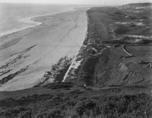 Küstenlandschaft : Blick entlang der Küste bei Barneville-Carteret mit Strand, vermutlich unterhalb des Leuchtturms