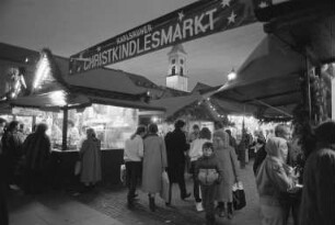14. Karlsruher Weihnachtsmarkt (Christkindlesmarkt) auf dem Marktplatz. Preisverleihung im Dambedei-Suchspiel