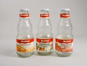 Drei Gemüse-Saft- Flaschen der Firma "Reichelt"