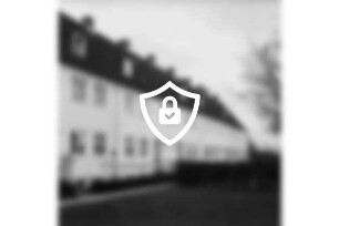 Drosselweg: Wohnblock der Gemeinnützigen Wohnstättengenossenschaft eG Bad Oldesloe: davor Grünanlage mit Hecken
