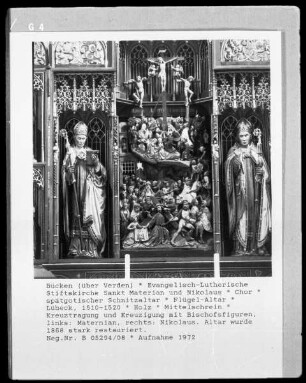 spätgotischer Schnitzaltar — Mittelschrein: Kreuztragung und Kreuzigung mit Bischofsfiguren