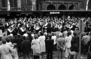 Freiburg: Freiburger Weinfest 1975; Trachtenkapelle; von oben